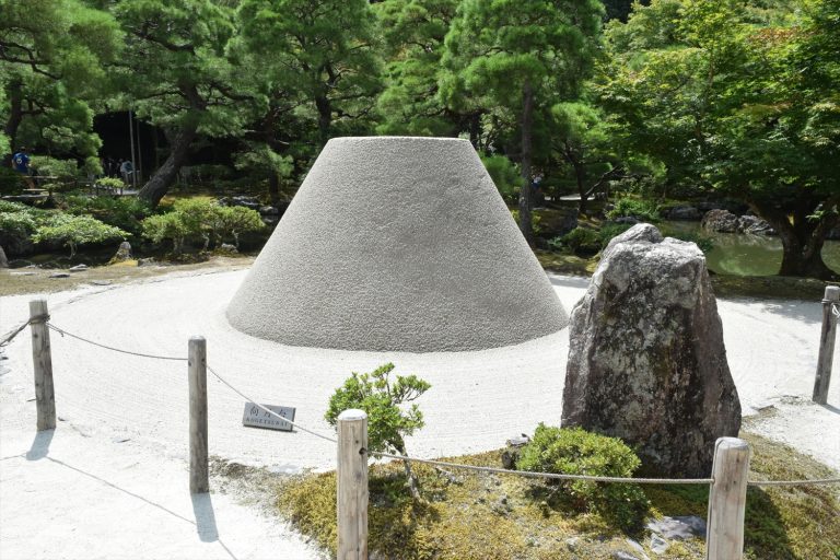 銀閣寺「向月台」とは？歴史と逸話を徹底解説