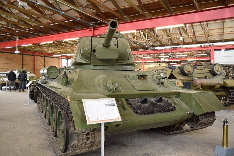 伝説の戦車T-34：戦場を駆け抜けた伝説との邂逅