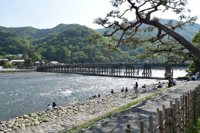 京都・嵐山の名所「渡月橋」を歴史から体験まで徹底解説