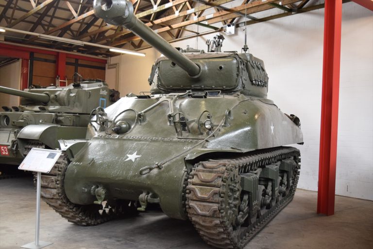 第二次世界大戦を駆け抜けたM4A1シャーマンの戦史と技術力