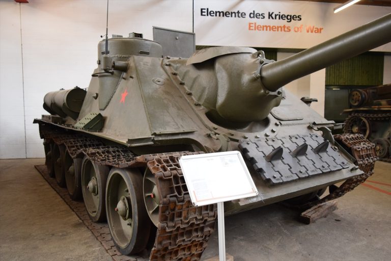 第二次世界大戦の名駆逐戦車SU-100の技術と戦歴を徹底解説