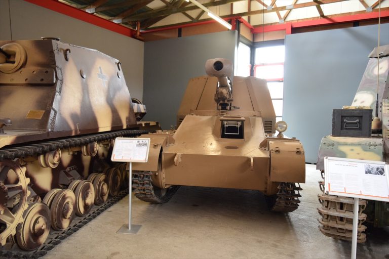 10.5cm砲搭載ヴェスペ自走砲の戦場での活躍と博物館展示解説