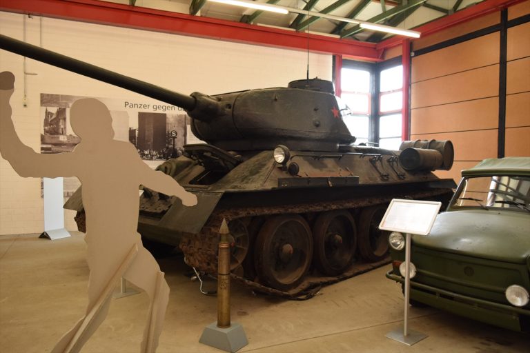 第二次世界大戦を制したT-34-85の歴史と技術的優位、その戦後への影響まで徹底解説