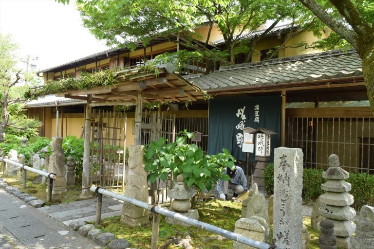 宝厳院から歩く嵯峨嵐山|湯豆腐と苔庭が誘う落ち着いた京都の風景