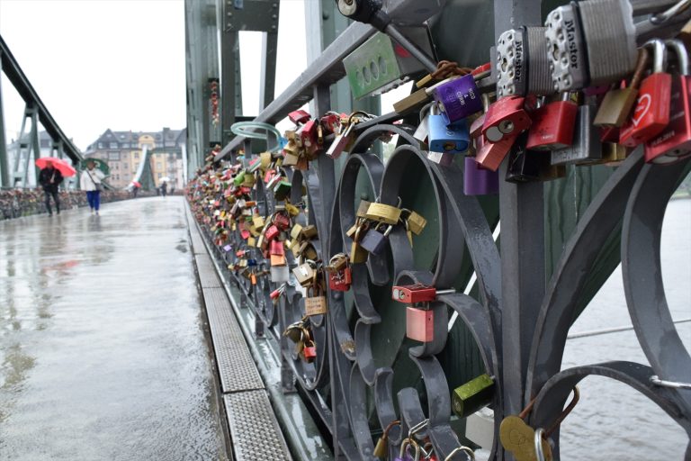 ドイツの街の風景を巡る旅｜フランクフルトとケルンの川が織りなす美しさ