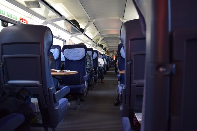 フランクフルト駅の美しさに感動!ドイツ鉄道で巡る郊外の牧歌的風景と快適旅日記