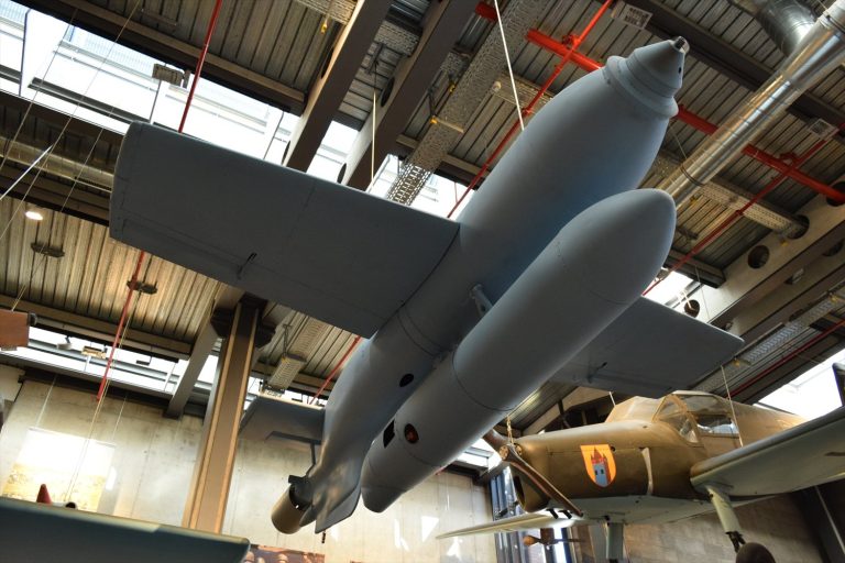 ヘンシェルHs293とは何か｜世界初期の誘導兵器が生まれた歴史と技術的革新を徹底解説