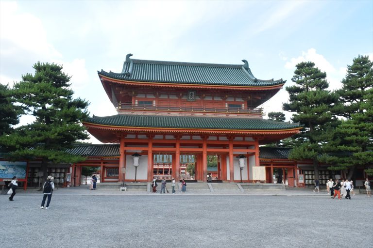 京都の象徴・平安神宮の世界へ！歴史背景から神苑の楽しみ方まで詳しく紹介