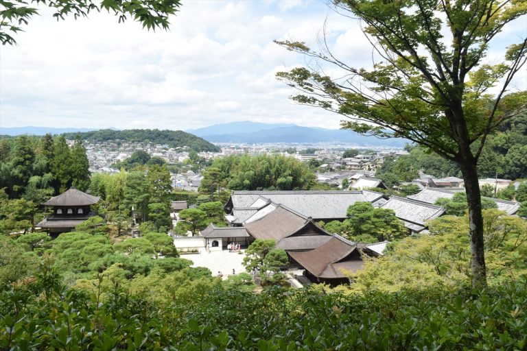 銀閣寺庭園と山から京都を一望する、清水と禅が息づく景観美