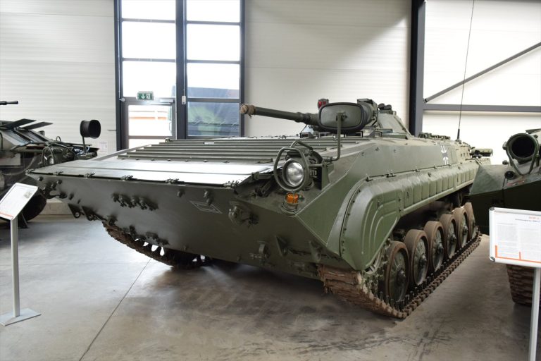 冷戦を象徴する装甲車BMP-1｜ムンスター戦車博物館で見る誕生の背景・実戦での活躍・革新的設計思想