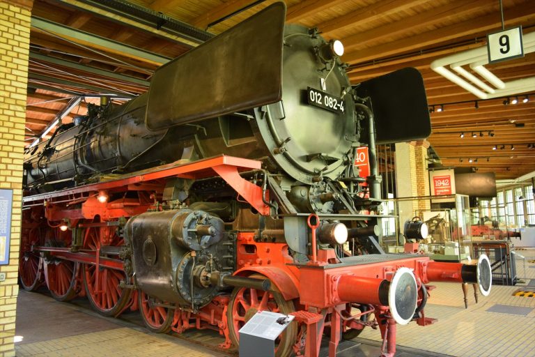 高速蒸気機関車の完成形？ドイツ国鉄012形蒸気機関車（Baureihe 012）の歴史的背景と技術的優位性を詳しく紹介