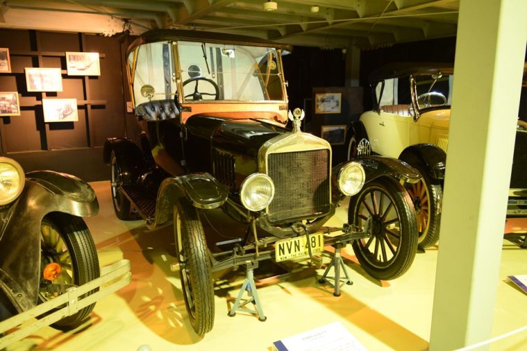 このクラシックカーの正体は？写真から推理する1927年フォード・モデルTの物語