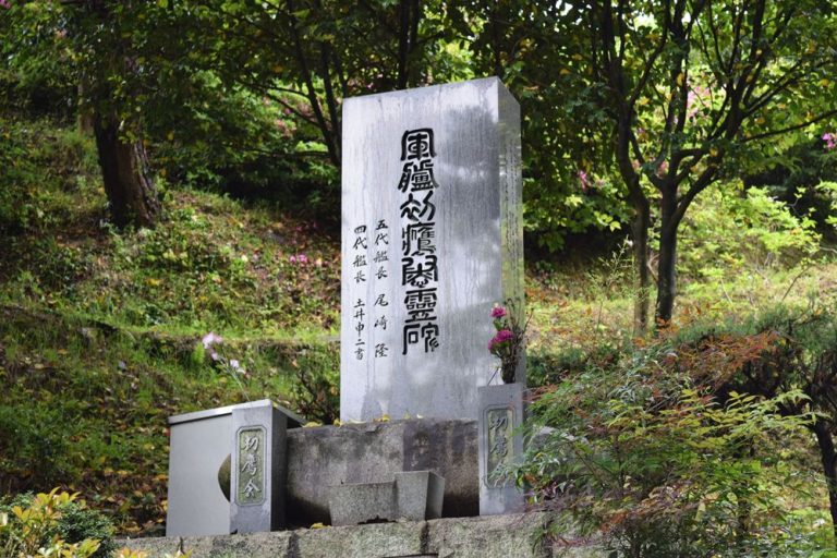 呉海軍墓地にある急設網艦「初鷹」慰霊碑の歴史と技術的背景を詳しく解説