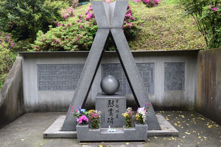 呉海軍墓地に残る軍艦球磨慰霊碑の歴史と戦没者の記憶をたどる